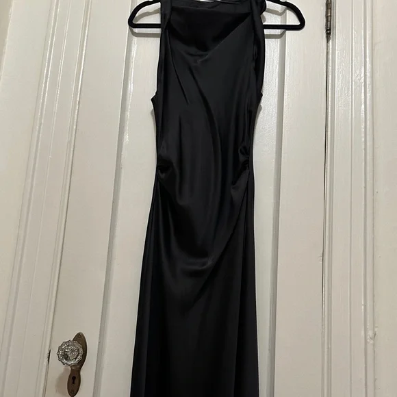 Elegant Black Dress - Picture 2 of 8